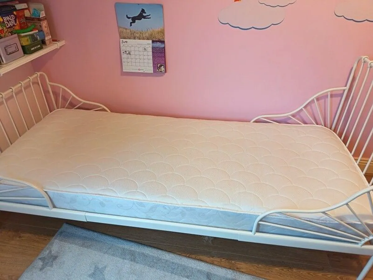 extendable bed & drawers - Image 1
