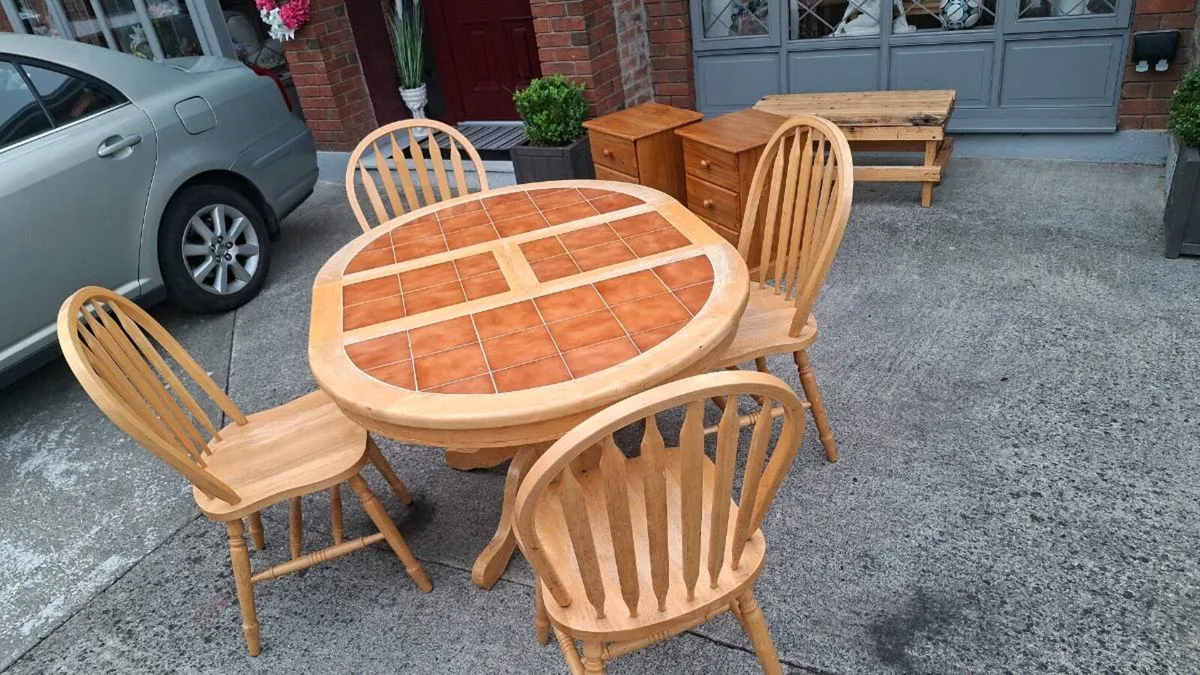 Table and chairs - Image 2