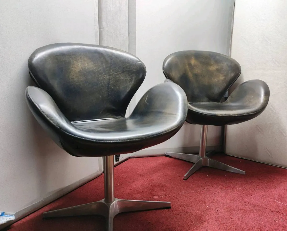 Arne Jacobsen swan chairs - Image 1