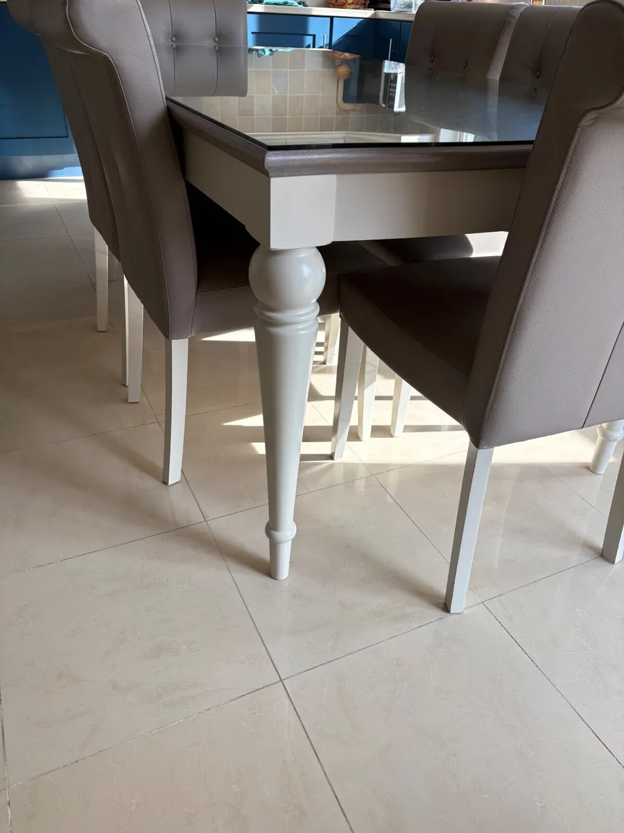 Table and chairs - Image 2