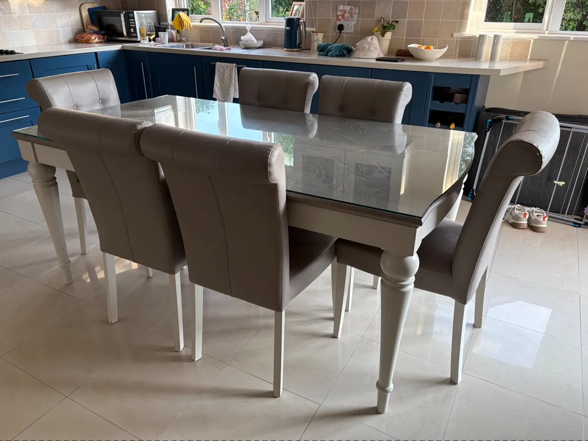 Table and chairs - Image 3