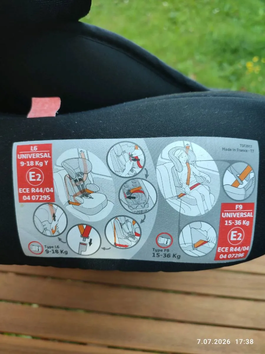 child's car seat - Image 3