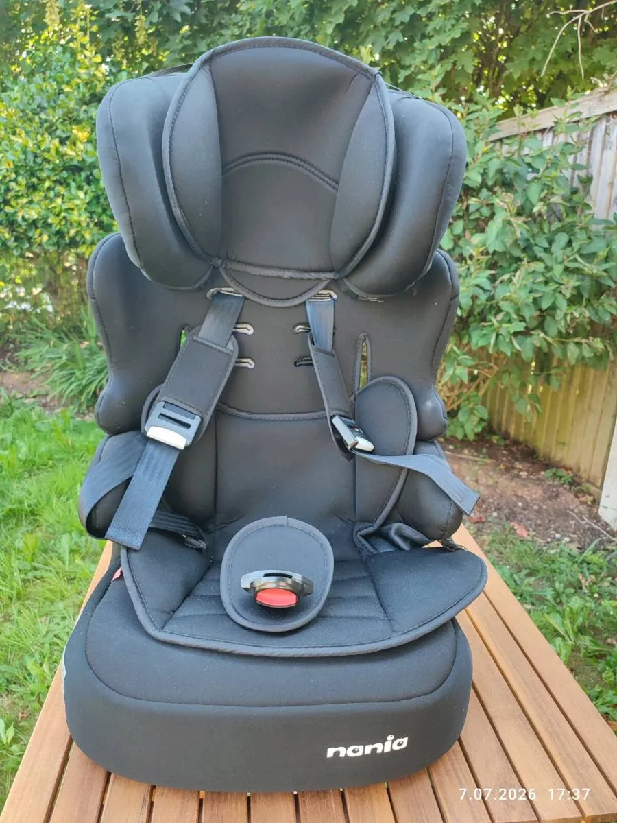 child's car seat - Image 1