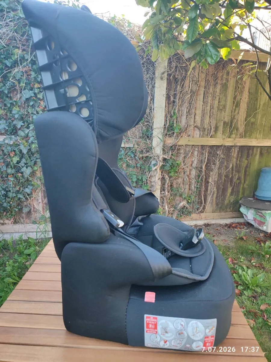 child's car seat - Image 2