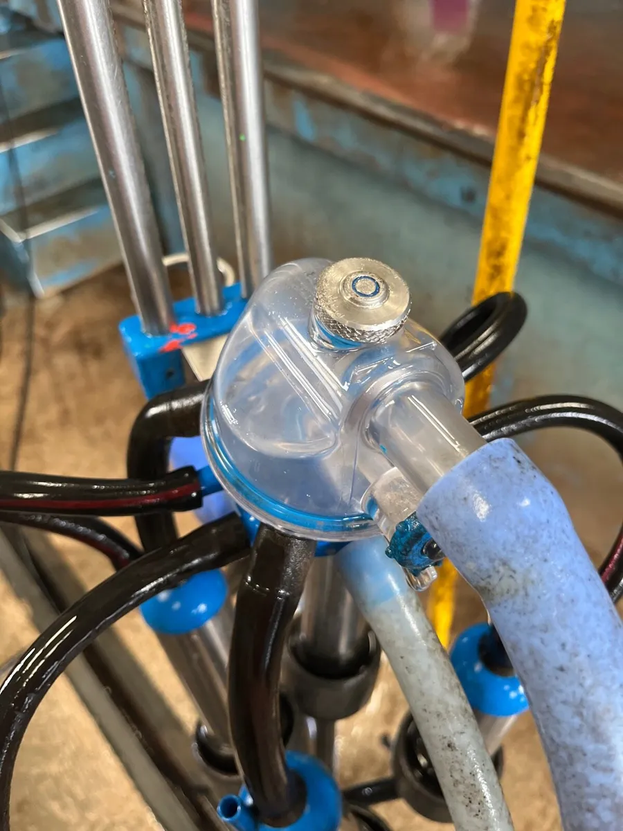 14 unit Dairymaster milking machine - Image 1