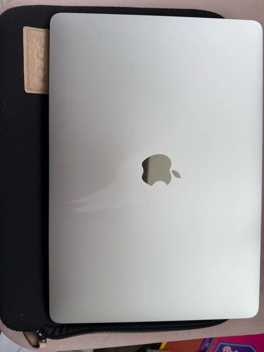 Mac Book Air 13.3 - Image 1