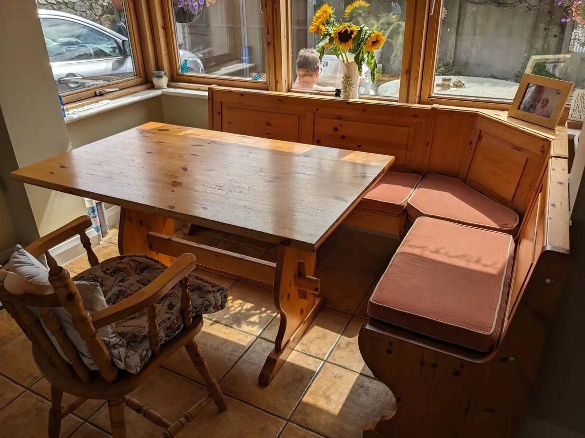 Table and corner seating - Image 1