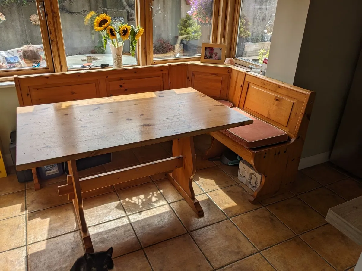Table and corner seating - Image 2