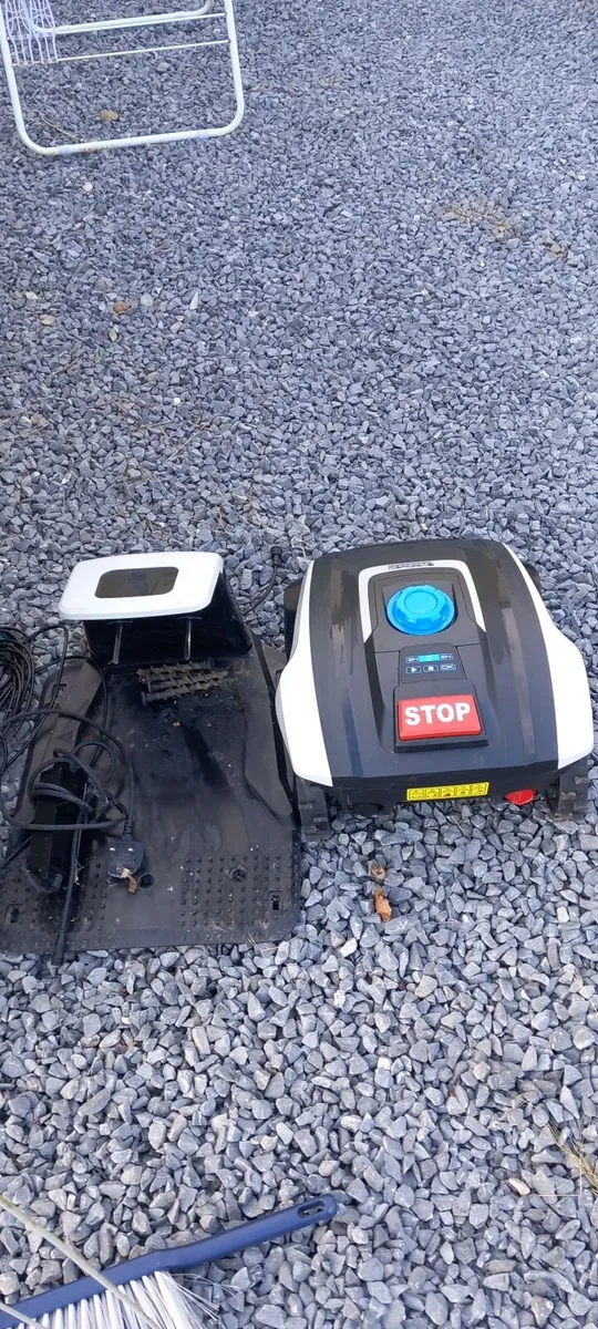 Robot lawnmower - Image 1