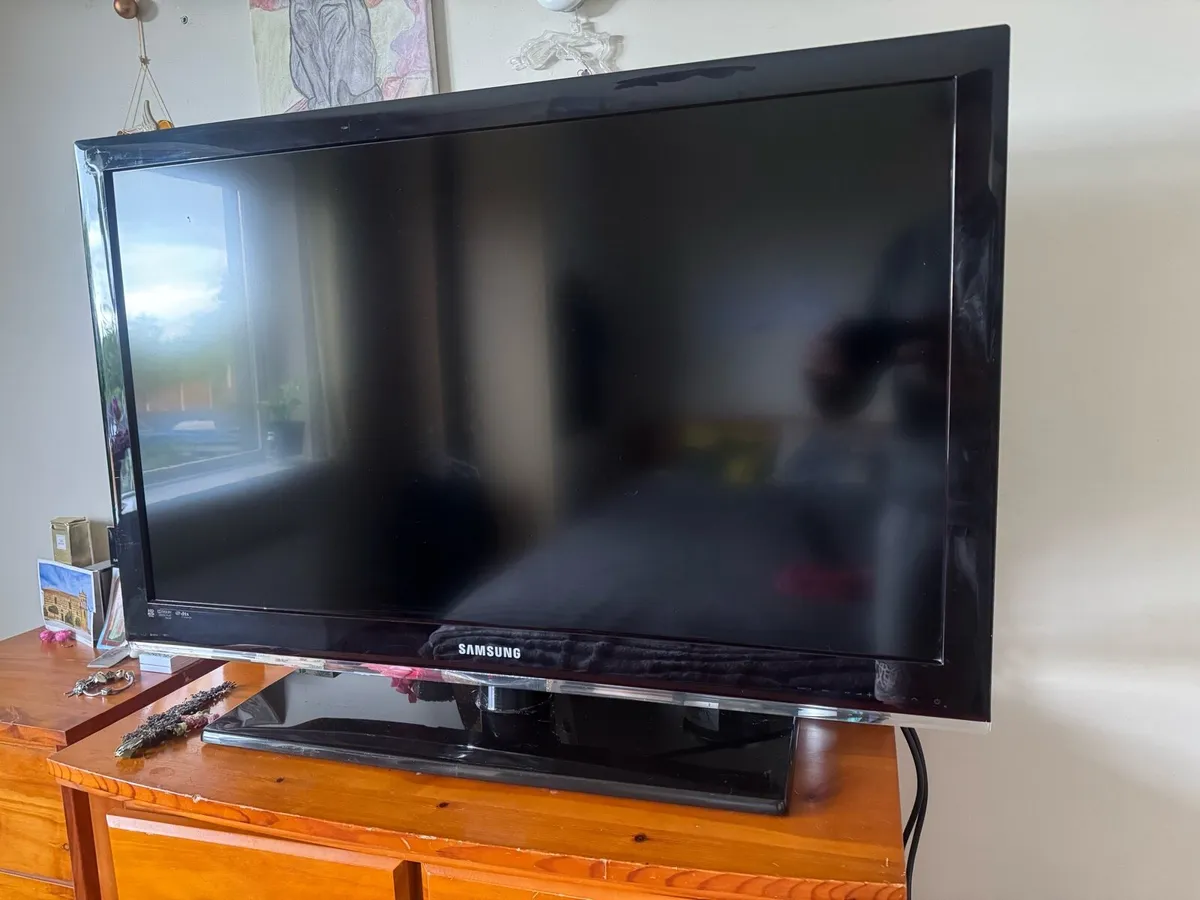 Samsung LE37C530 5 Series - 37" LCD TV - Full HD - Image 1