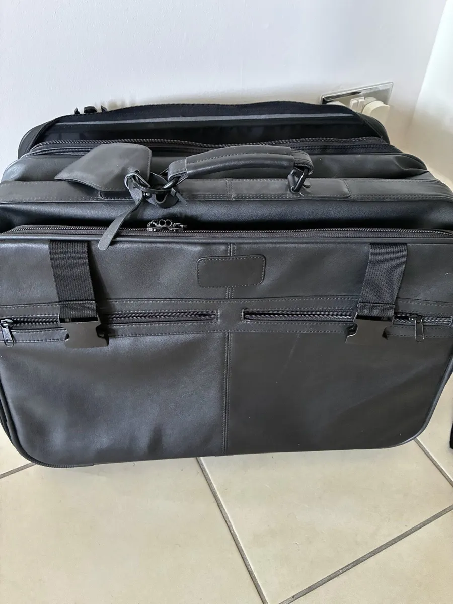 Exceptional Leather Travel Bag/ Suitcase - Image 2