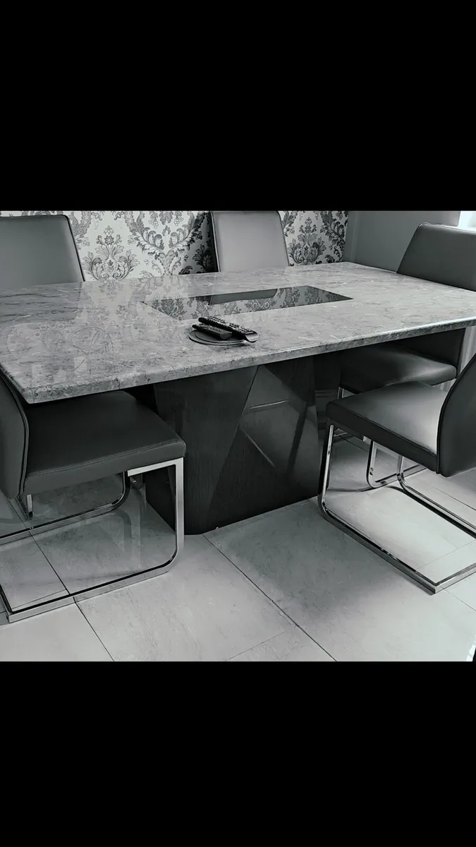 Dining table and chairs - Image 1