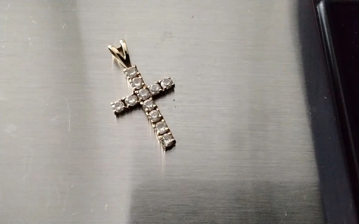 9ct yellow gold white topaz cross pendant - Image 1