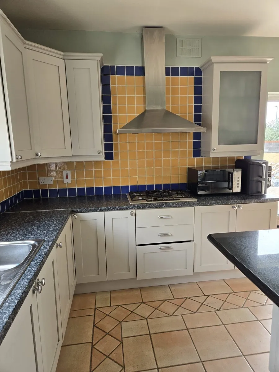 Complete maple painted shaker  Kitchen for Sale. - Image 4