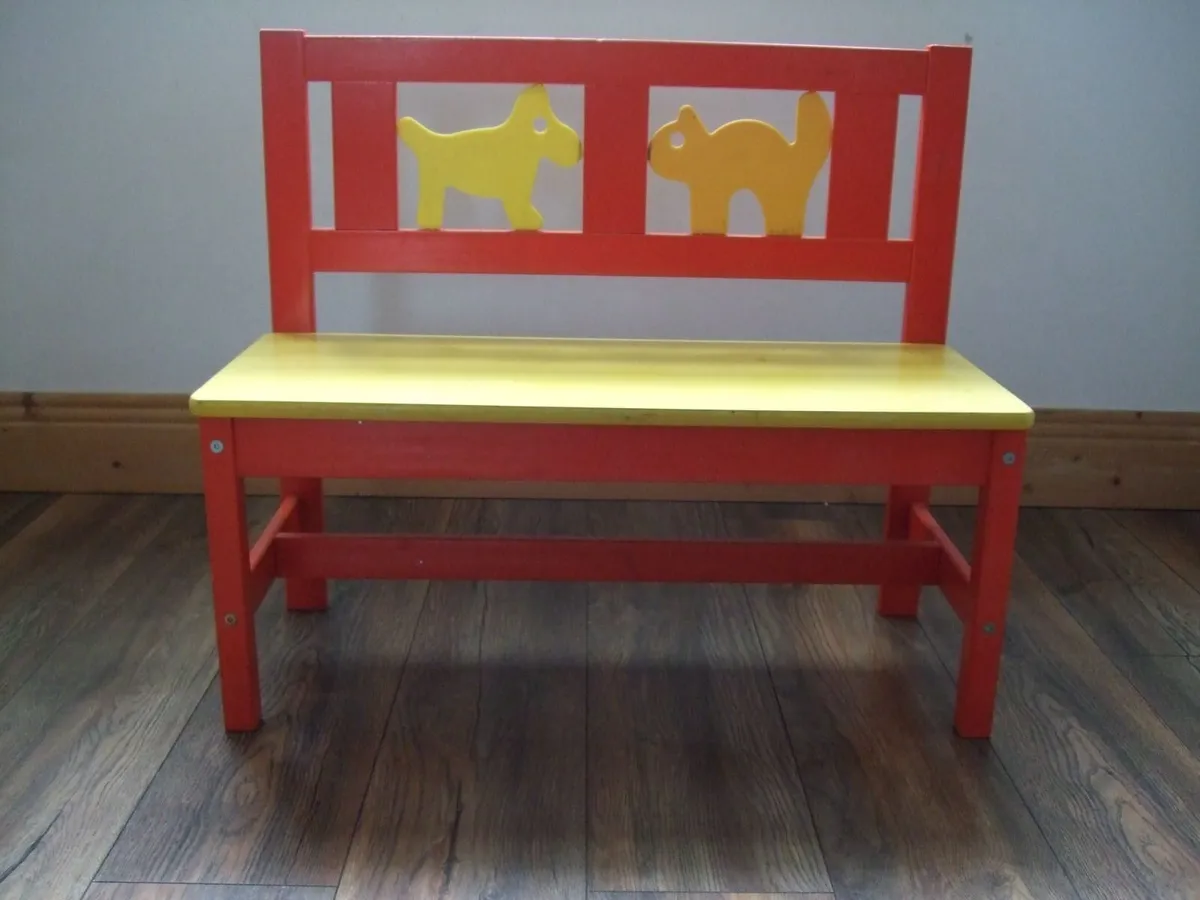Children's play kitchen with table and bench - Image 2
