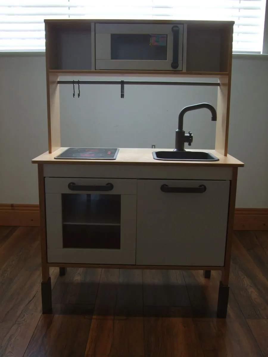 Children's play kitchen with table and bench - Image 4