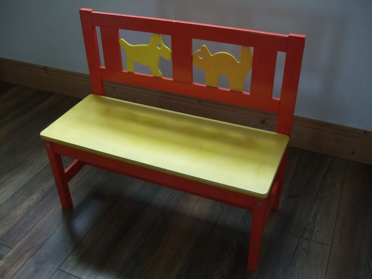 Children's play kitchen with table and bench - Image 3