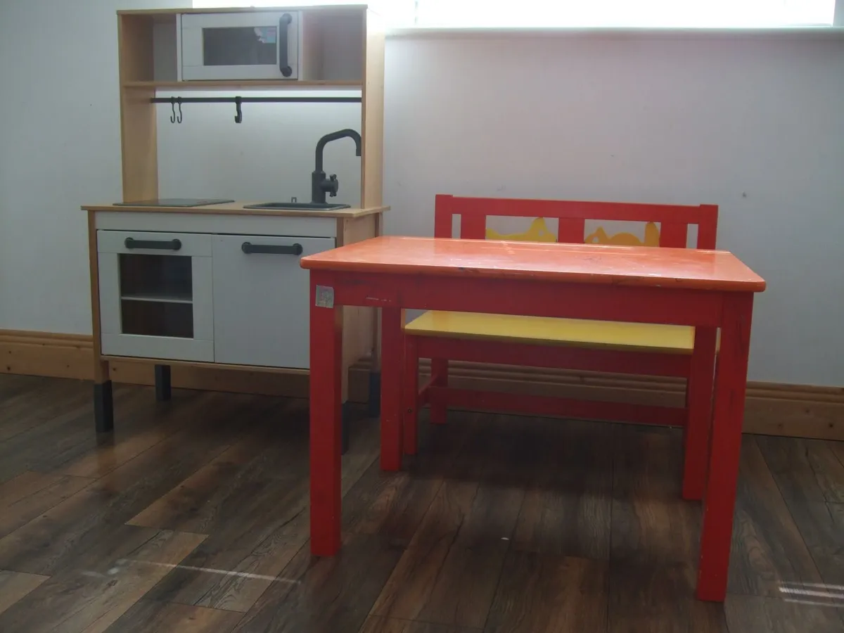 Children's play kitchen with table and bench - Image 1