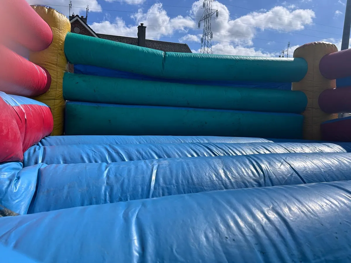 Bouncy castle with 2 blowers - Image 4