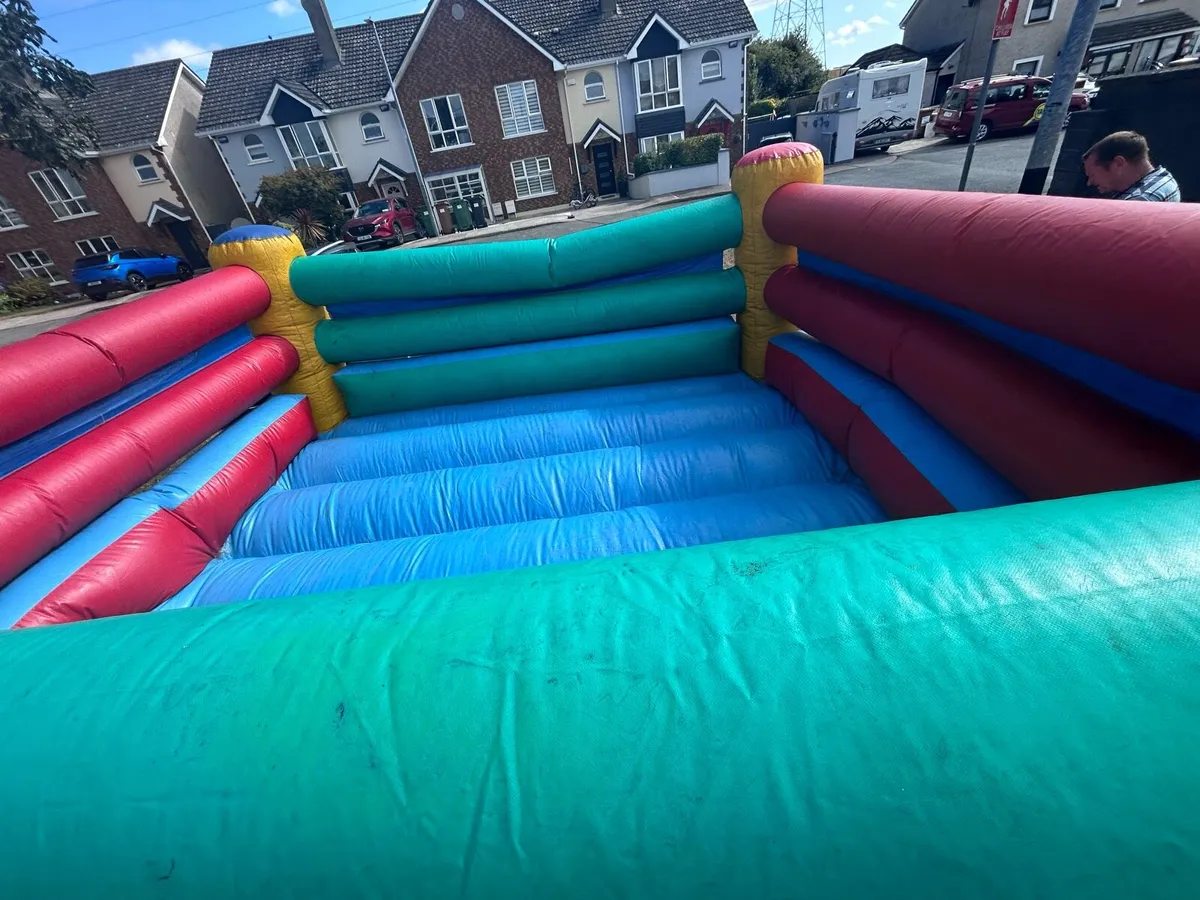 Bouncy castle with 2 blowers - Image 2