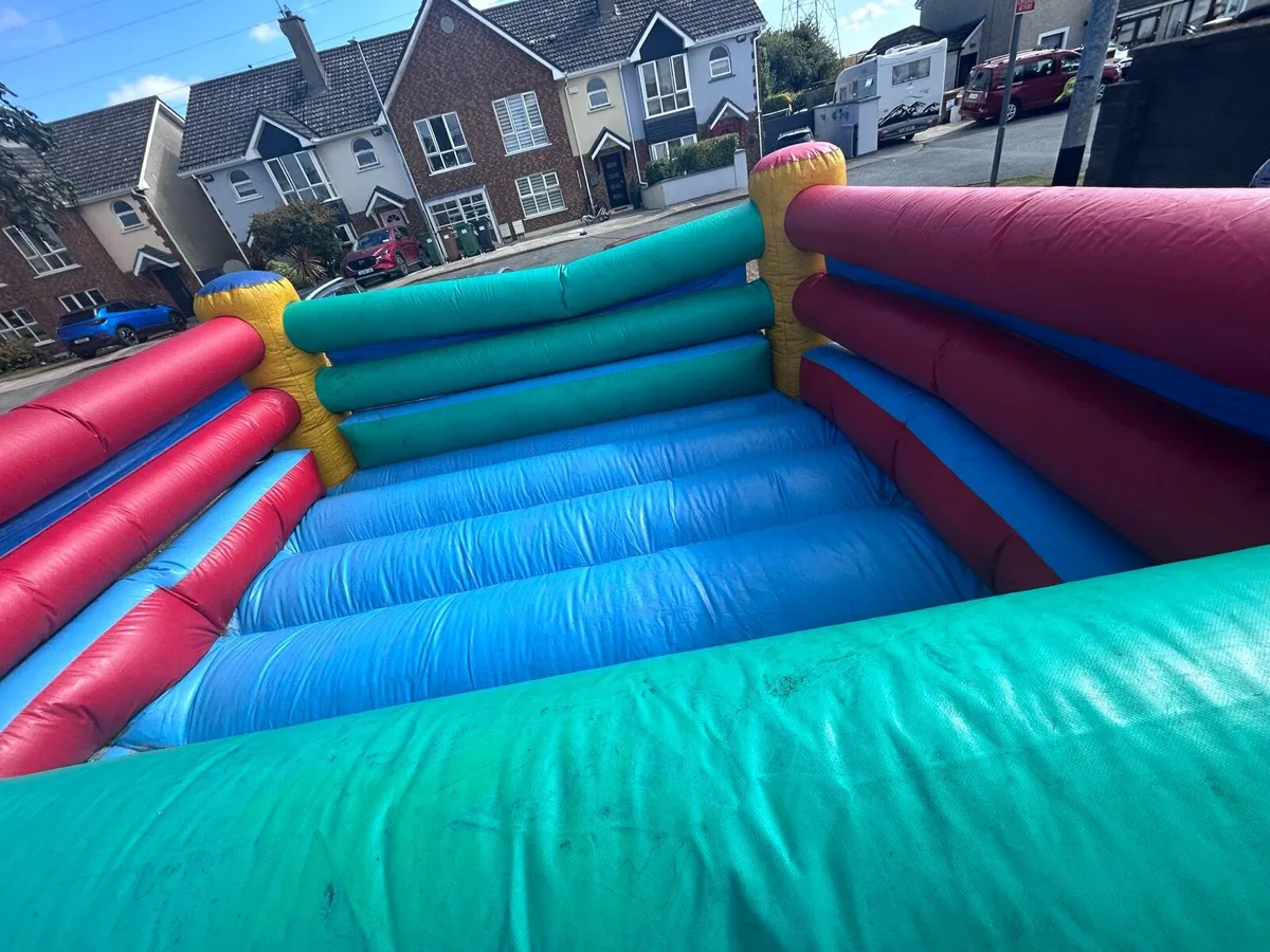 Bouncy castle with 2 blowers - Image 3