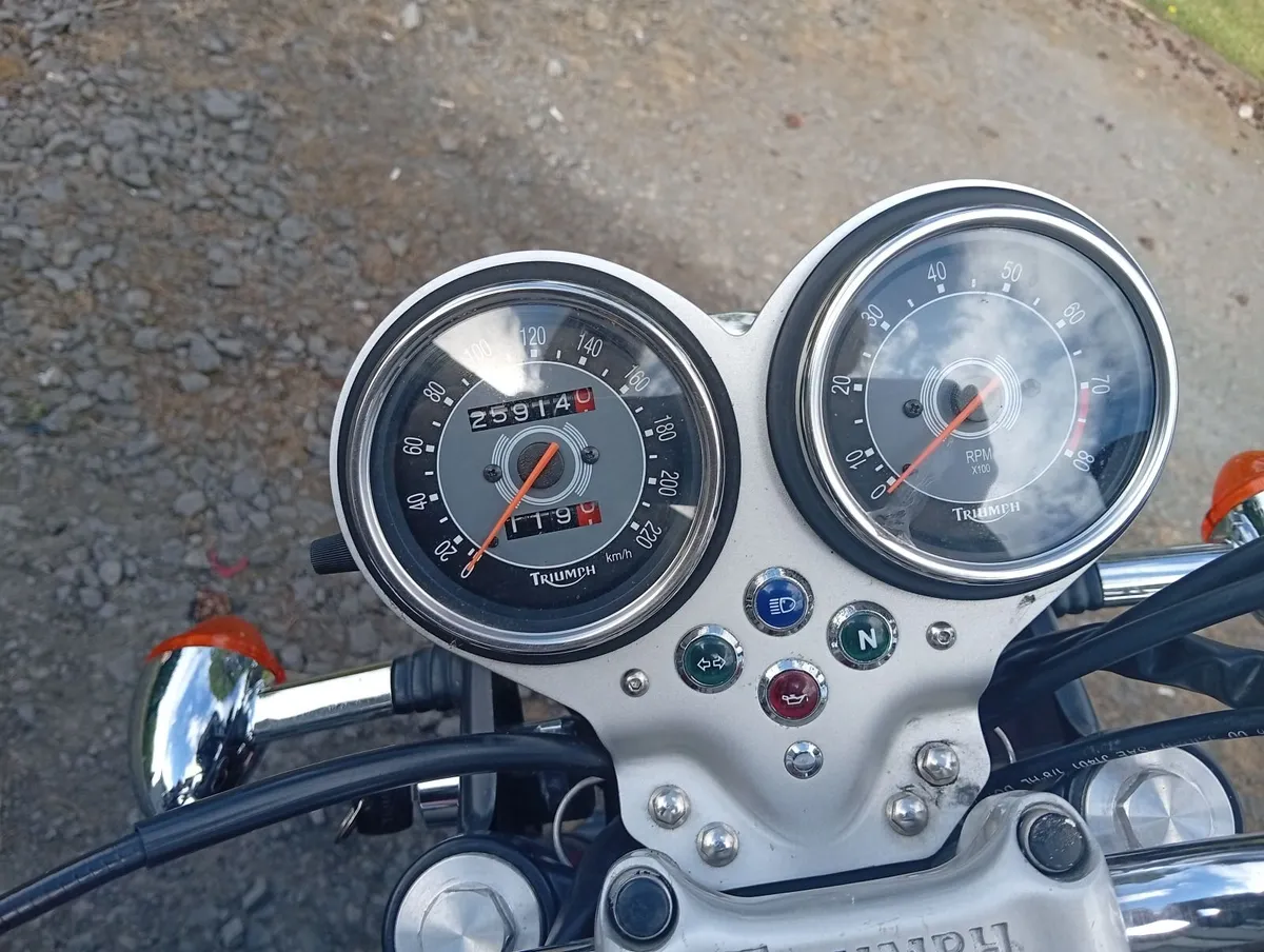 Triumph Bonneville 2003 - Image 2