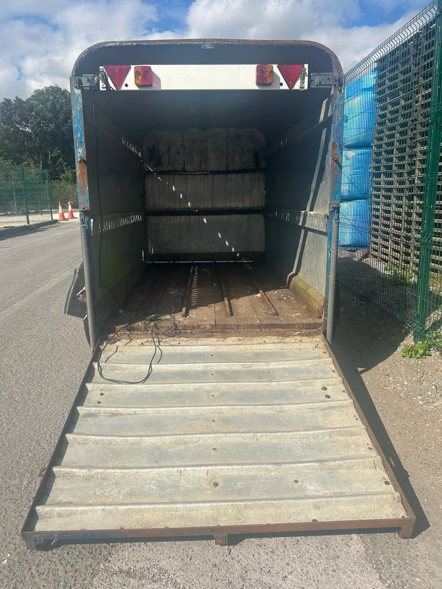 towvan  / cattle trailer - Image 1