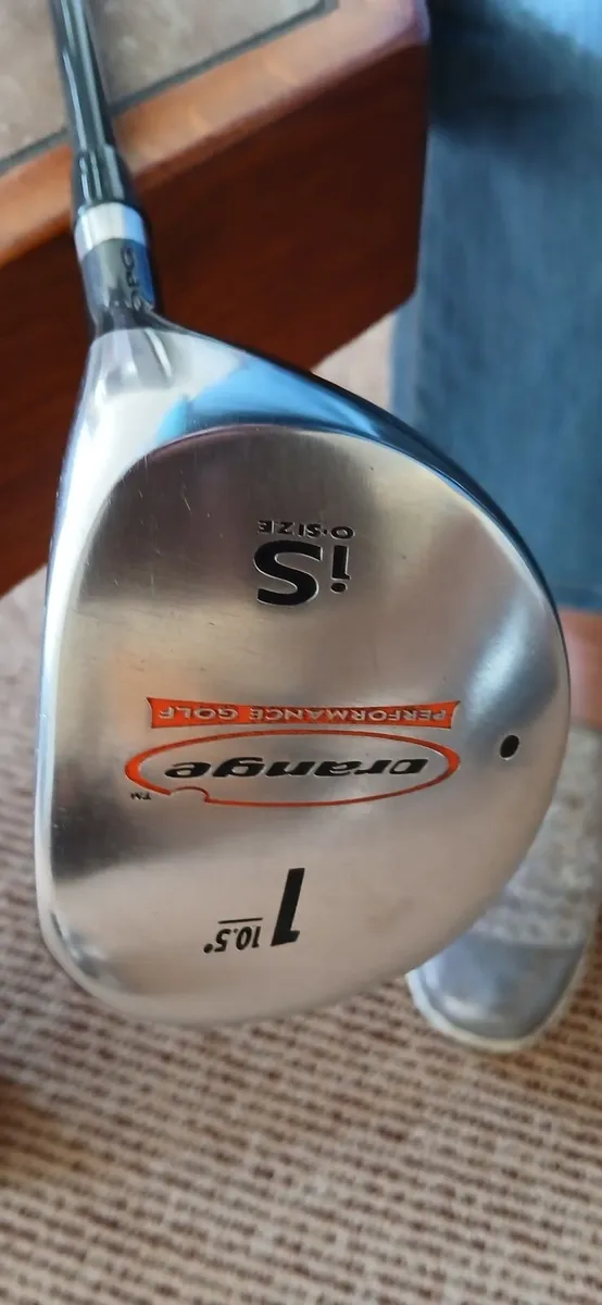 Golf driver, balls and tees - Image 1