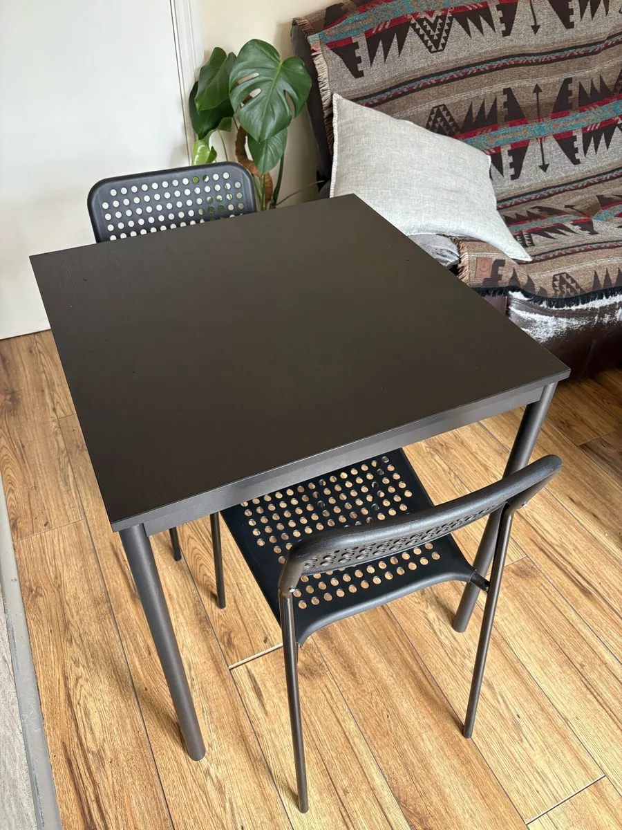 Table and chairs - Image 1