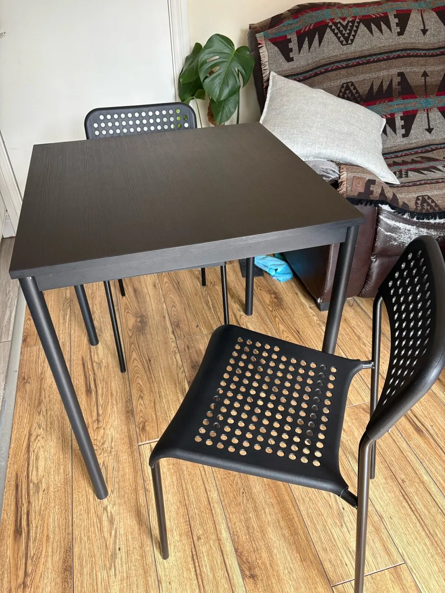 Table and chairs - Image 2