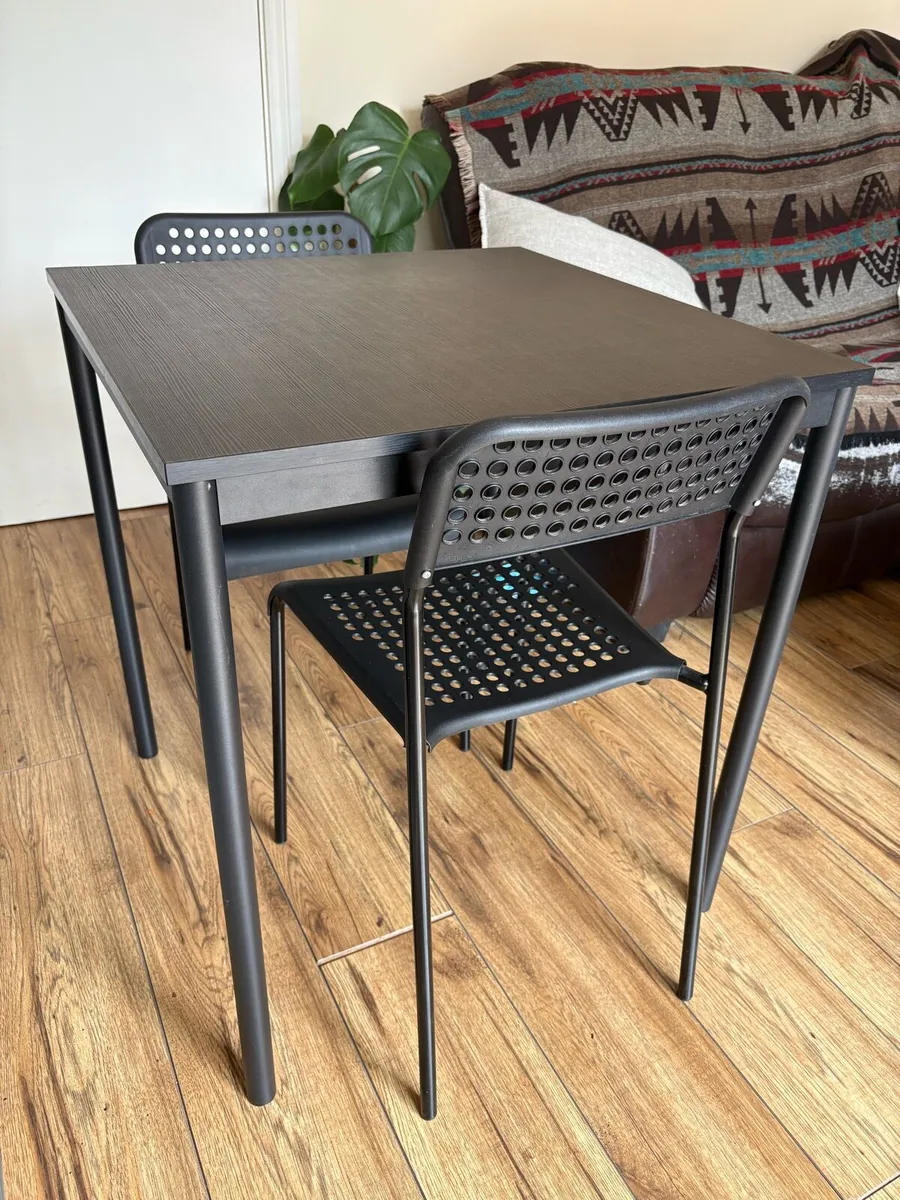 Table and chairs - Image 3