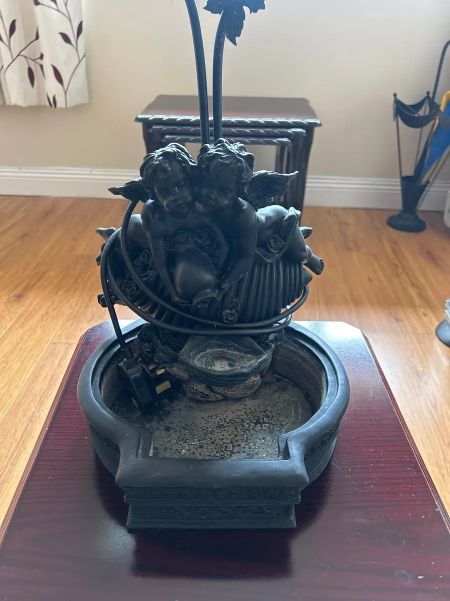 Table and lamp - Image 2