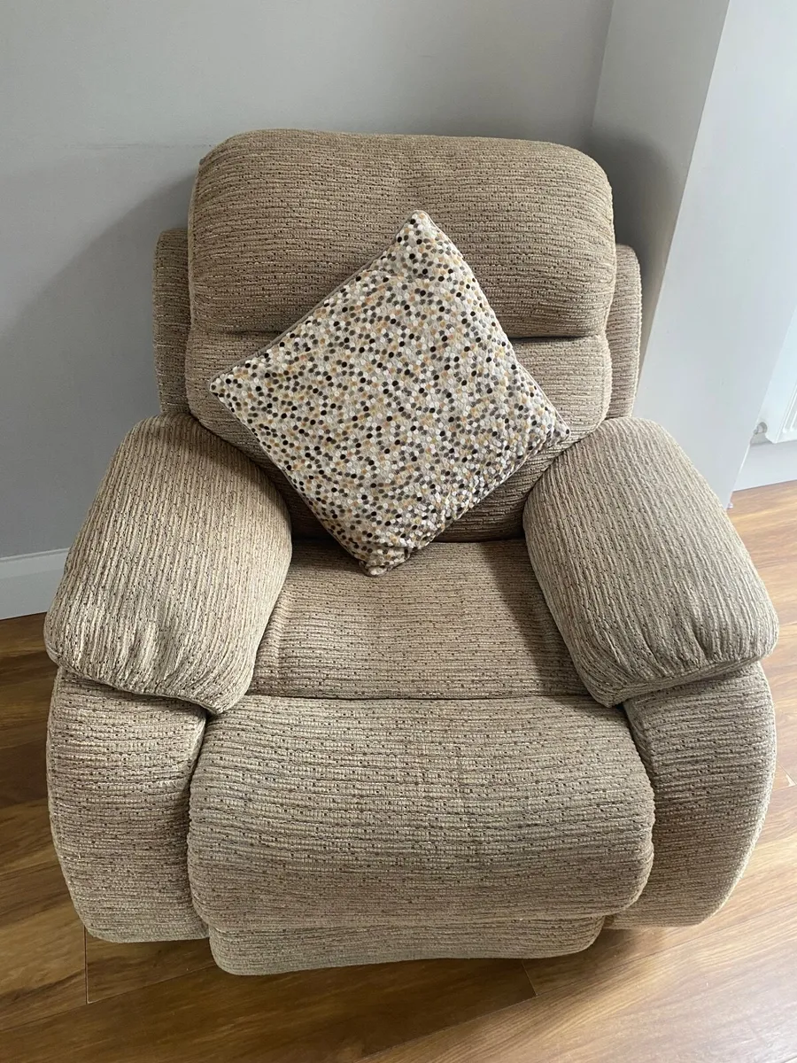 3 seater couch and two recliner chairs - Image 3