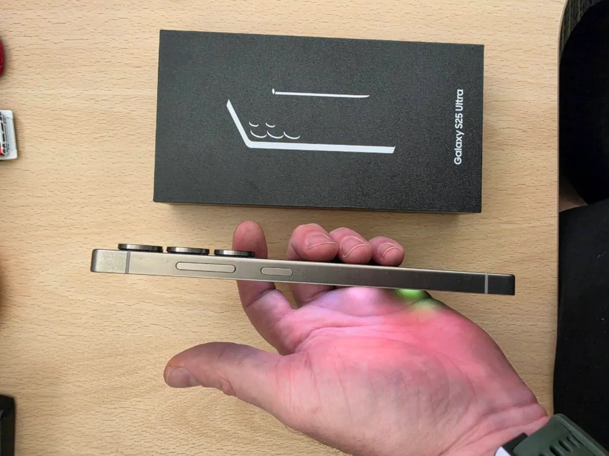 Samsung Galaxy S25 Ultra unlocked like new - Image 2