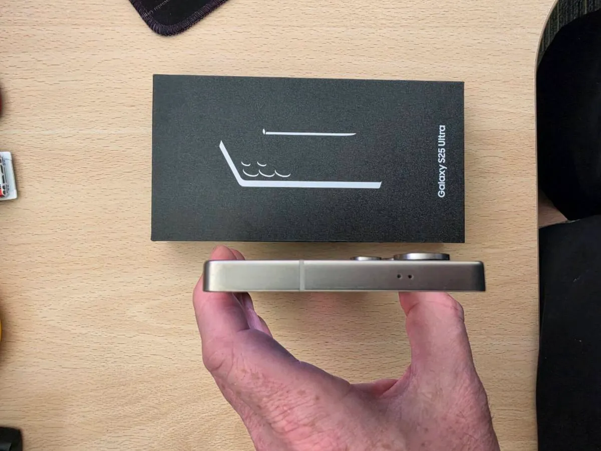 Samsung Galaxy S25 Ultra unlocked like new - Image 3