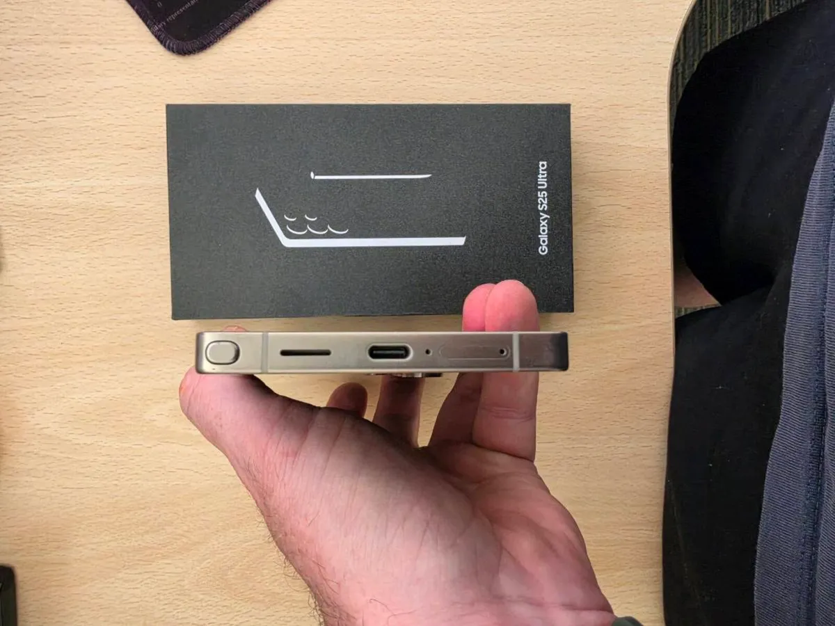 Samsung Galaxy S25 Ultra unlocked like new - Image 4