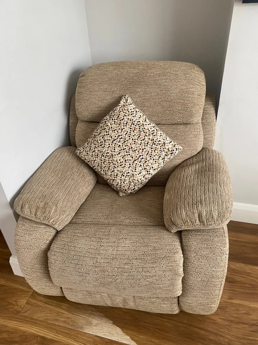 3 seater couch and two recliner chairs - Image 4