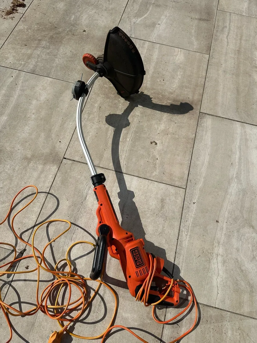 Black and Decker string trimmer - Image 1
