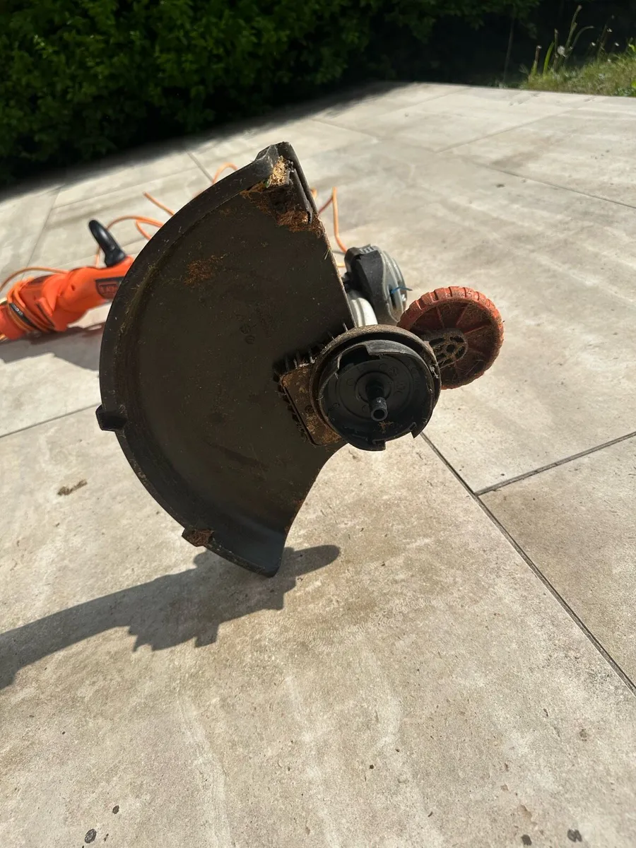 Black and Decker string trimmer - Image 3