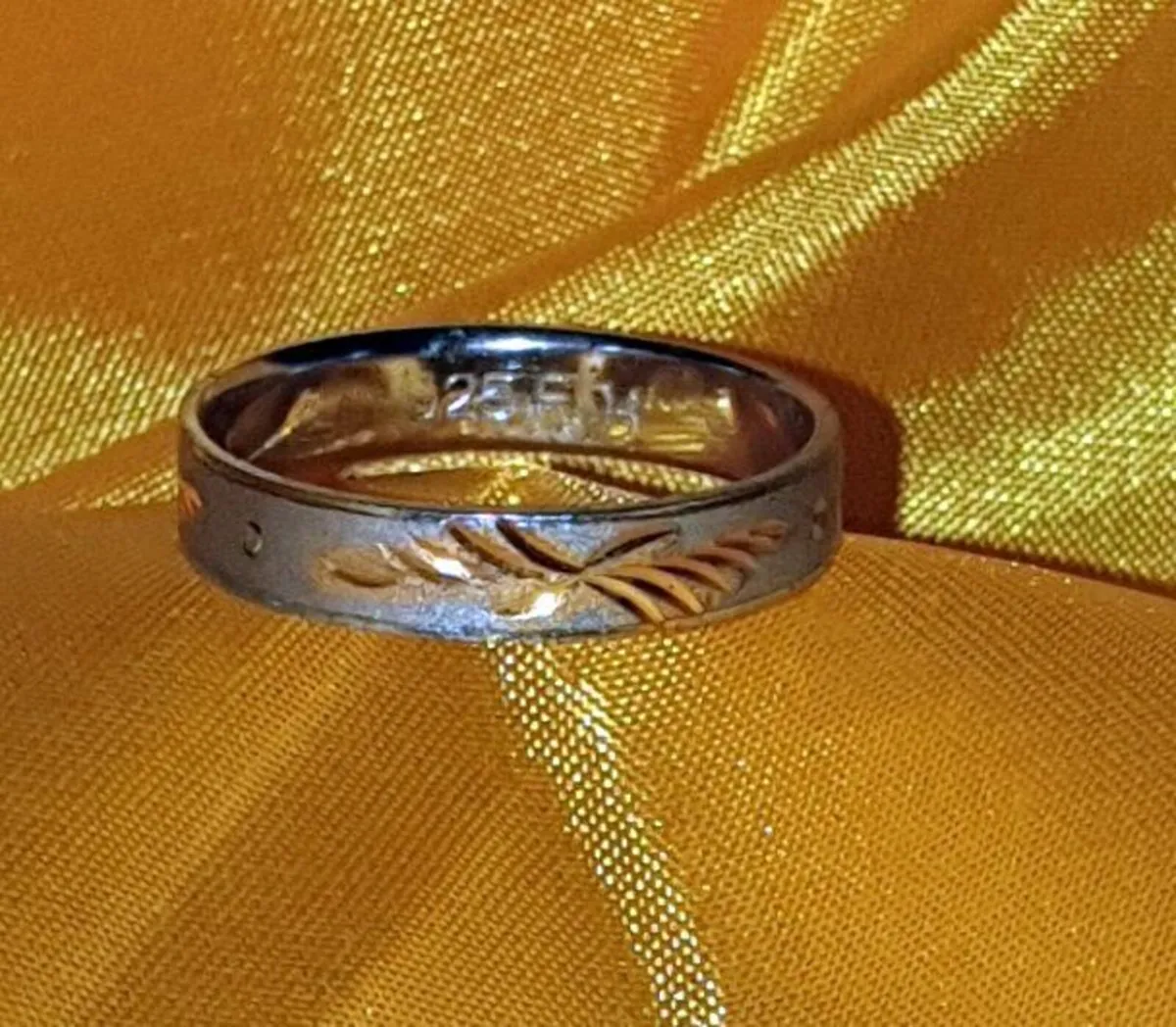 Hallmarked Silver Wedding Ring with 18k Accents BN - Image 2