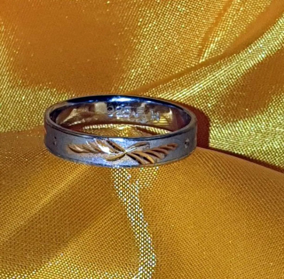 Hallmarked Silver Wedding Ring with 18k Accents BN - Image 4
