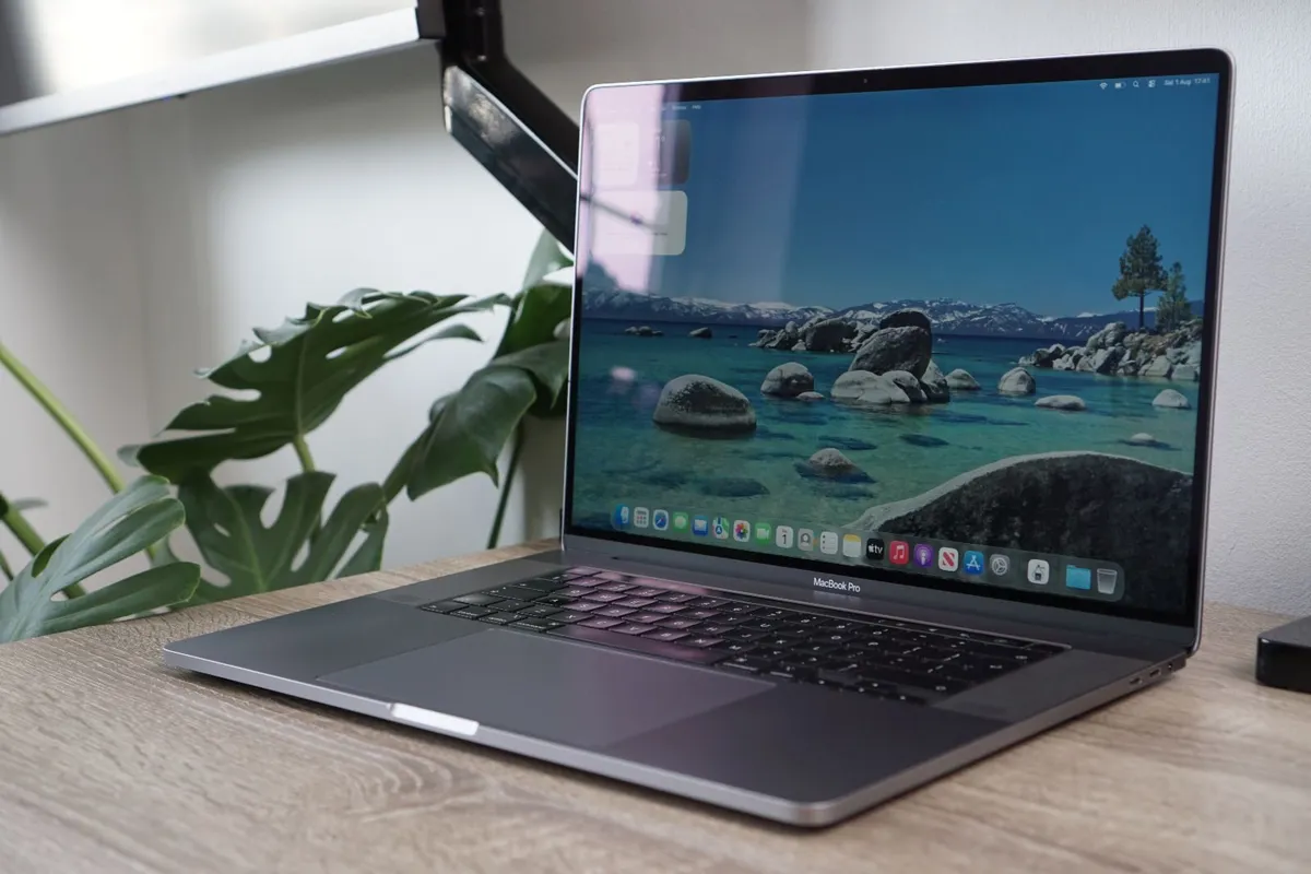 MacBook Pro 16" 2019 i7-9750H | 16GB | 512GB - Image 1