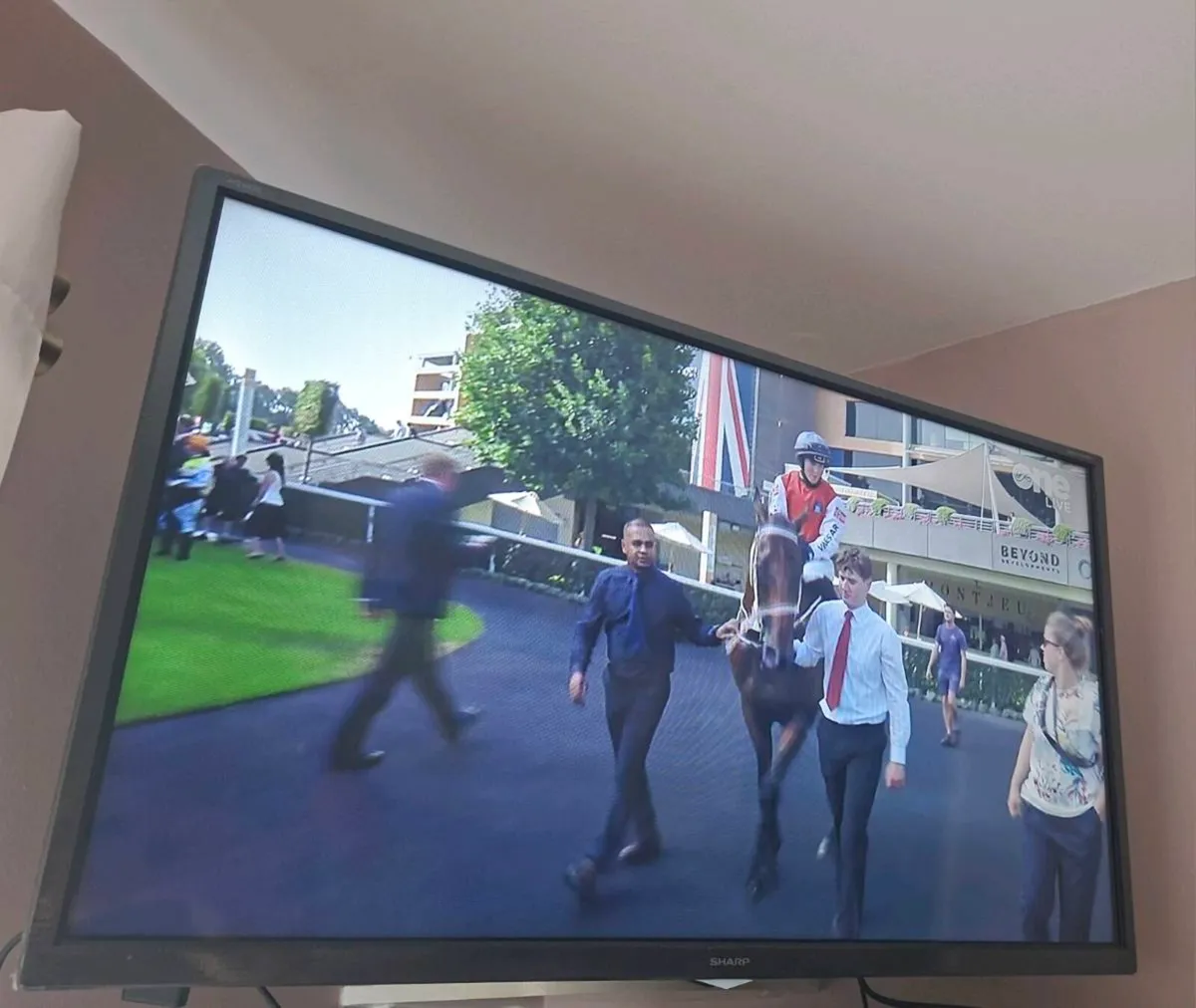 32inch smart TV & wall bracket - Image 1