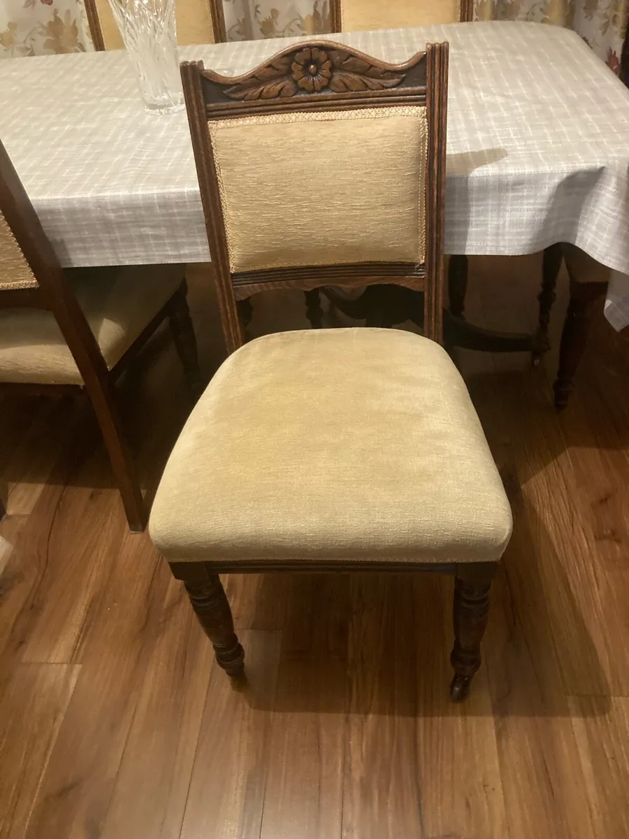 OAK TABLE AND CHAIRS - Image 3