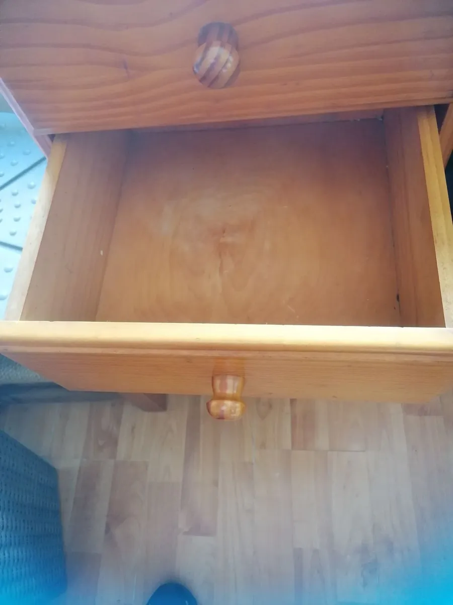 8 draw dressing table 4 on each side - Image 1