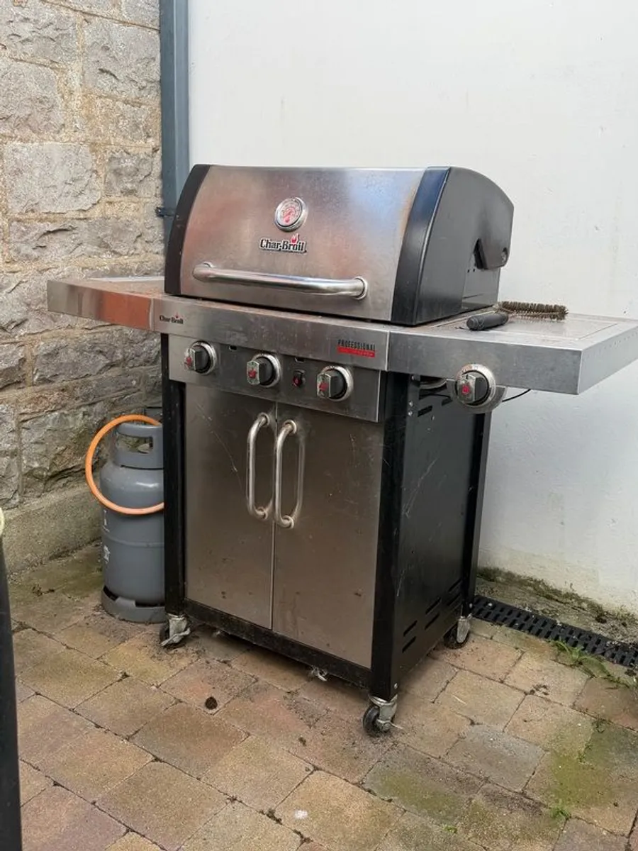 Charbroil Professional Pro BBQ - Image 1