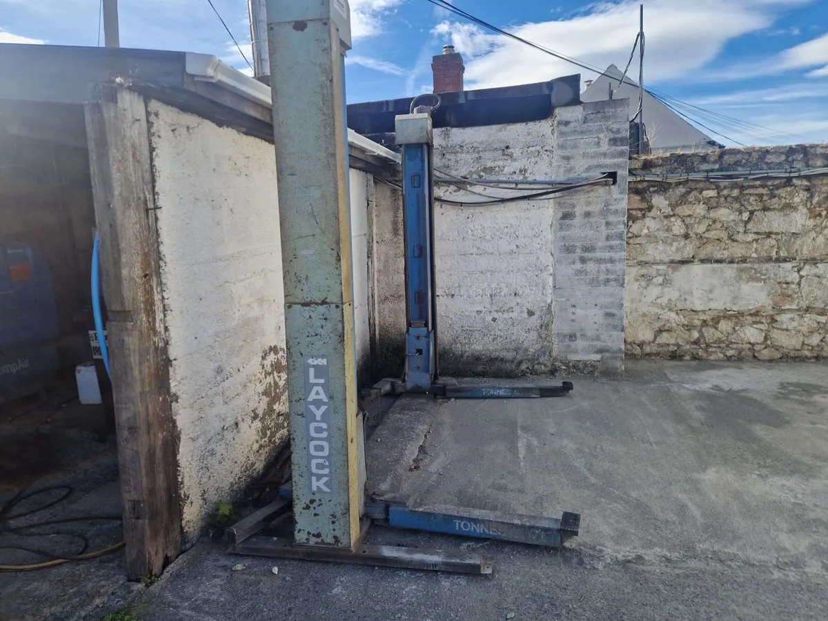 2 post car lift - Image 1