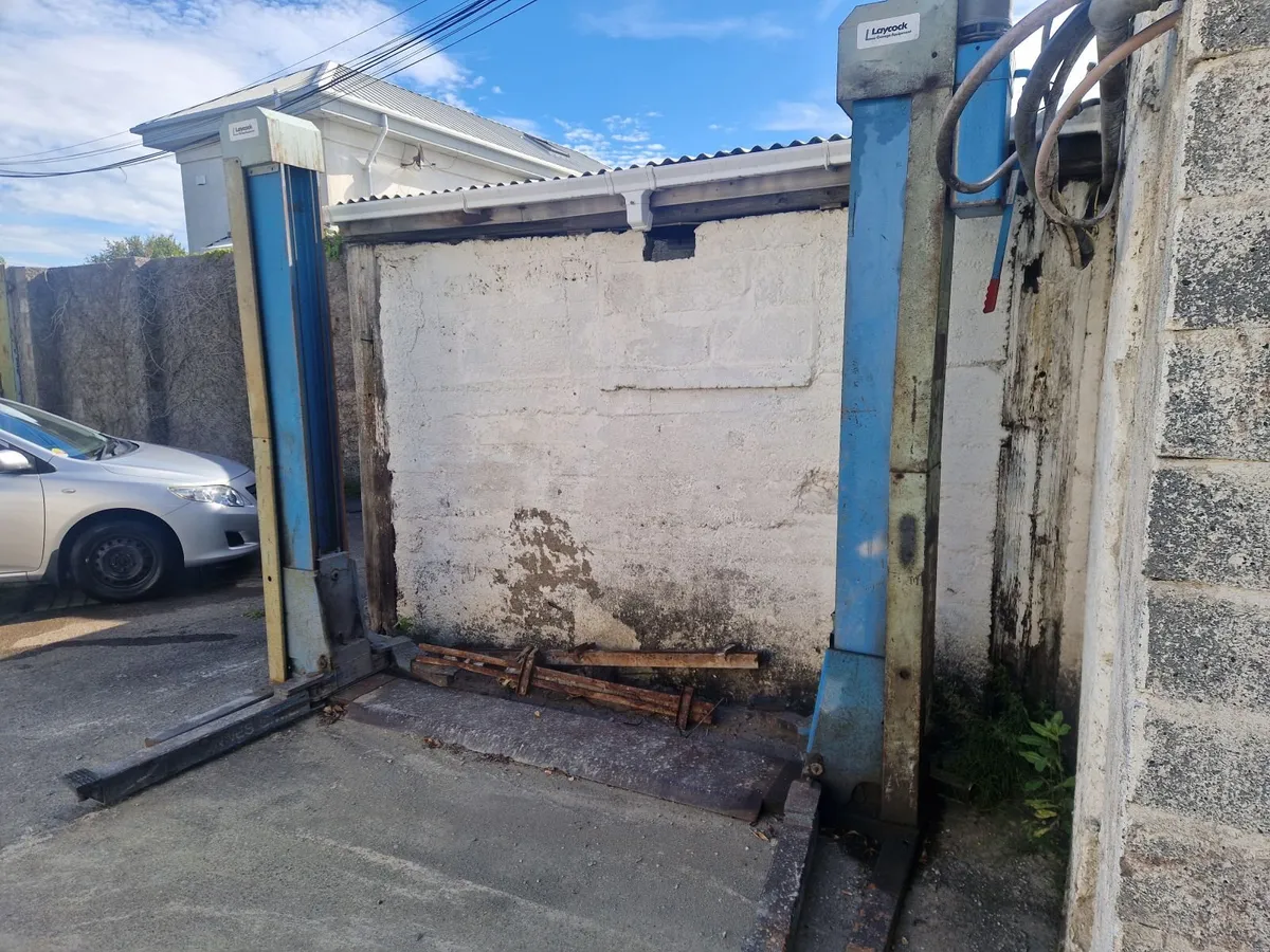 2 post car lift - Image 2