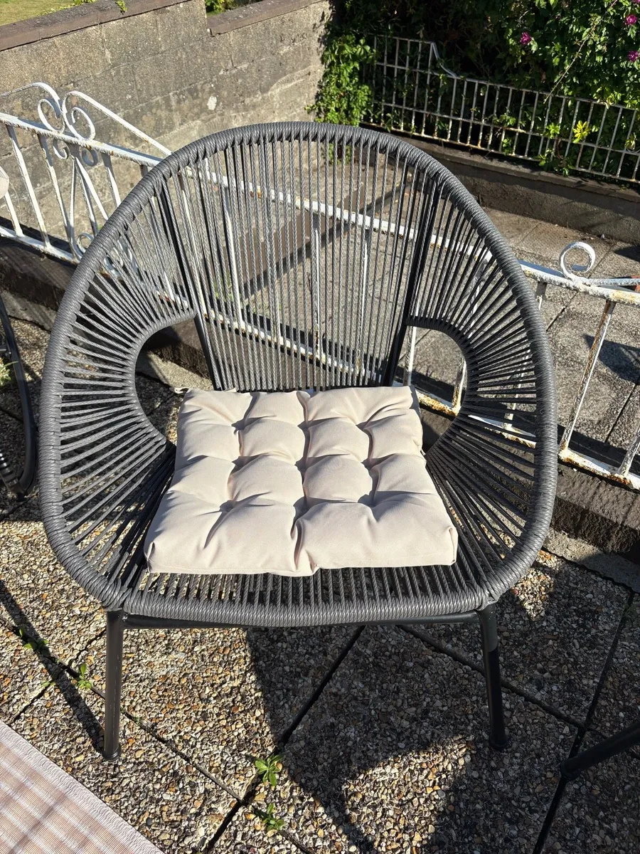 Pair of woven garden chairs - Image 3