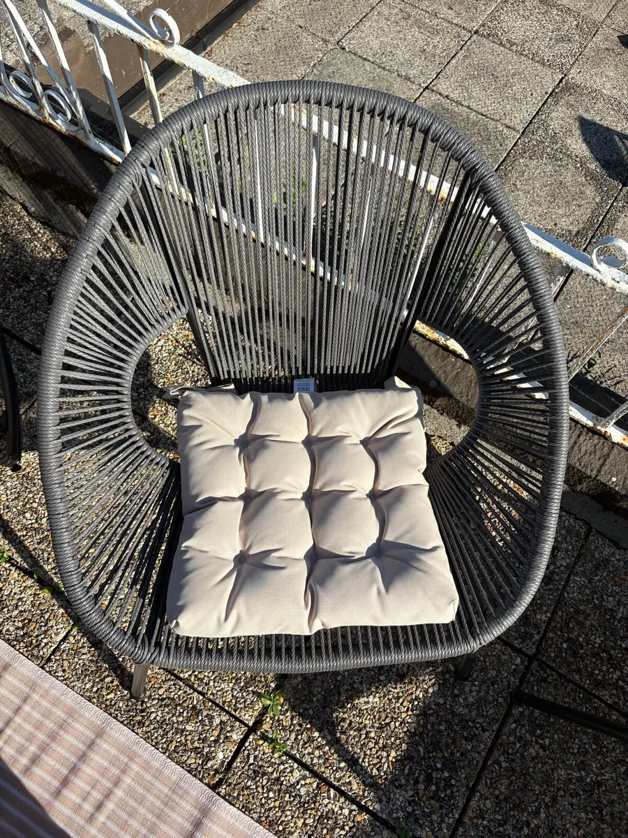 Pair of woven garden chairs - Image 4